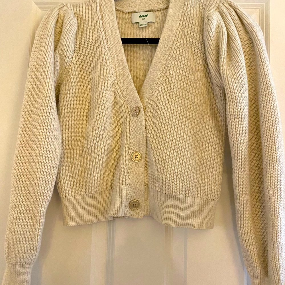 Aerie cropped ivory heather cardigan. Didn’t like the fit. Worn once. EUC.